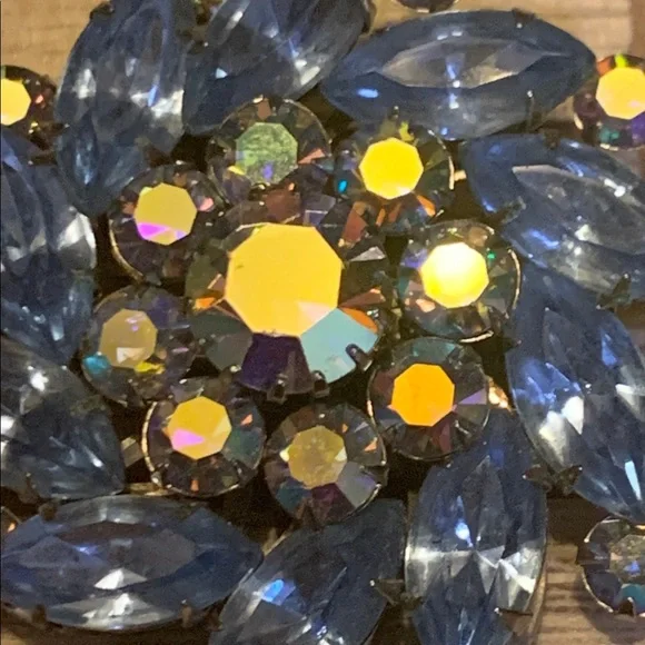 Vintage Aurora Borealis Brooch - Picture 2 of 3